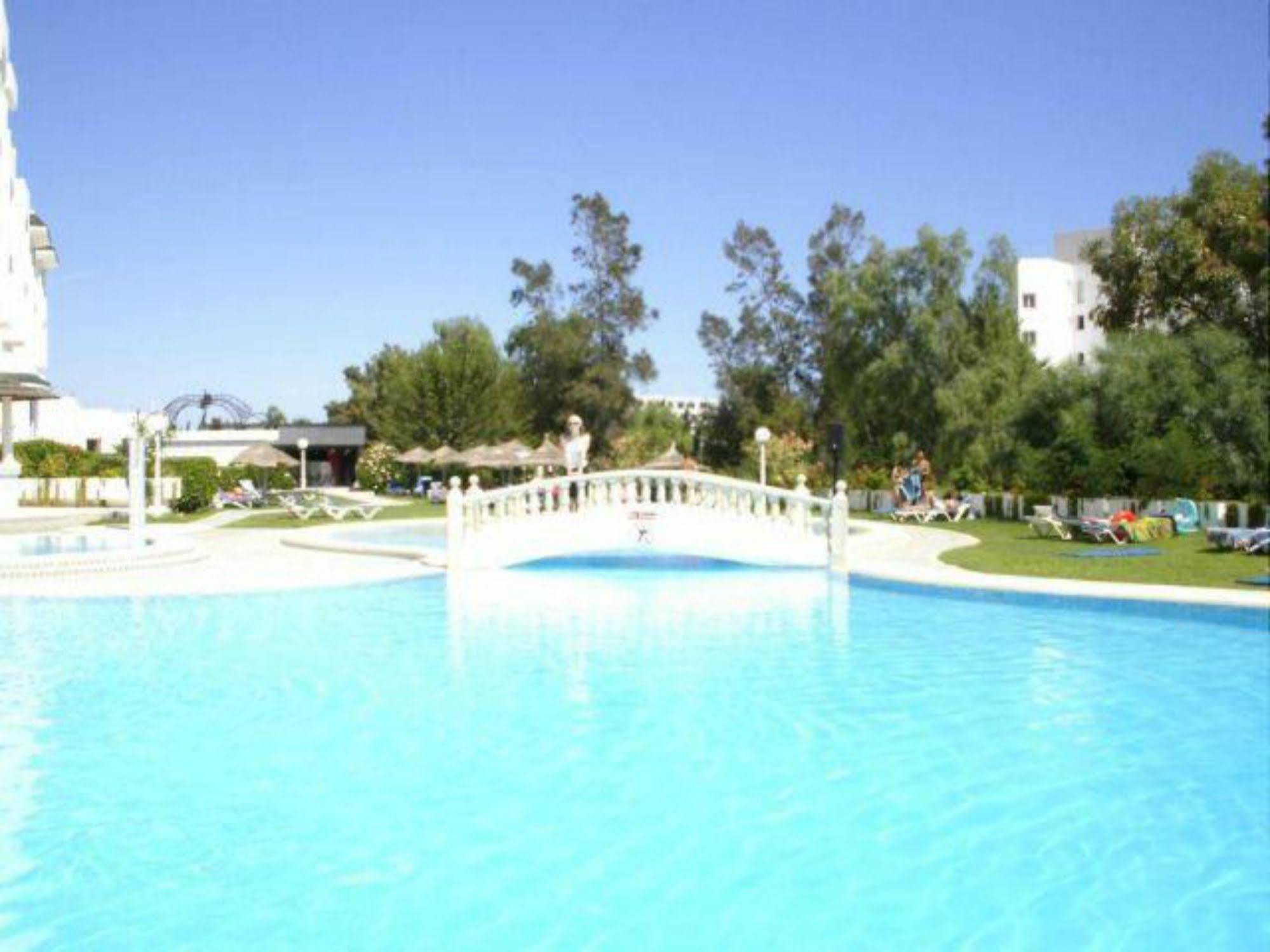 Hotel Zenith الحمامات المظهر الخارجي الصورة