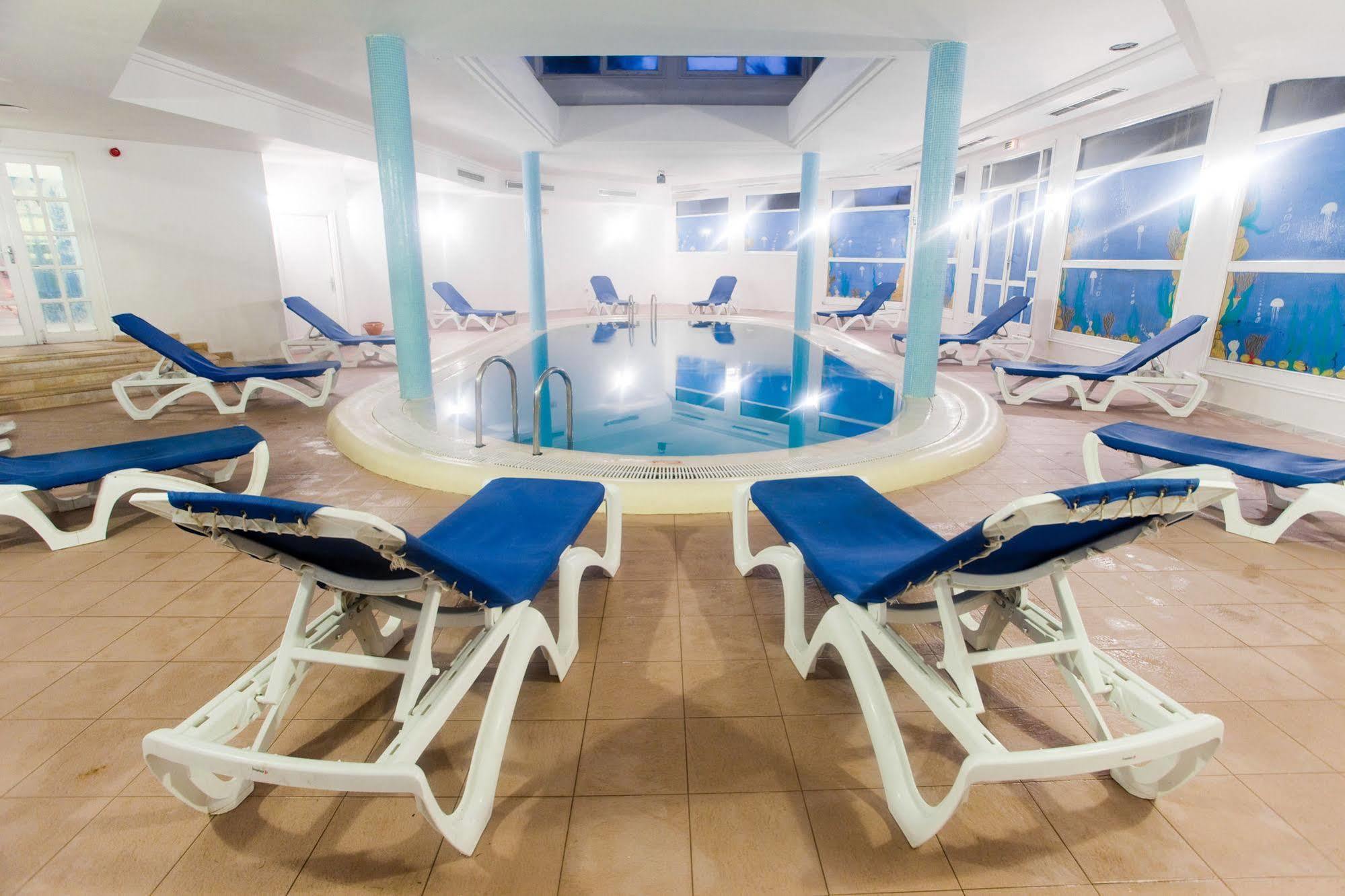 Hotel Zenith الحمامات المظهر الخارجي الصورة